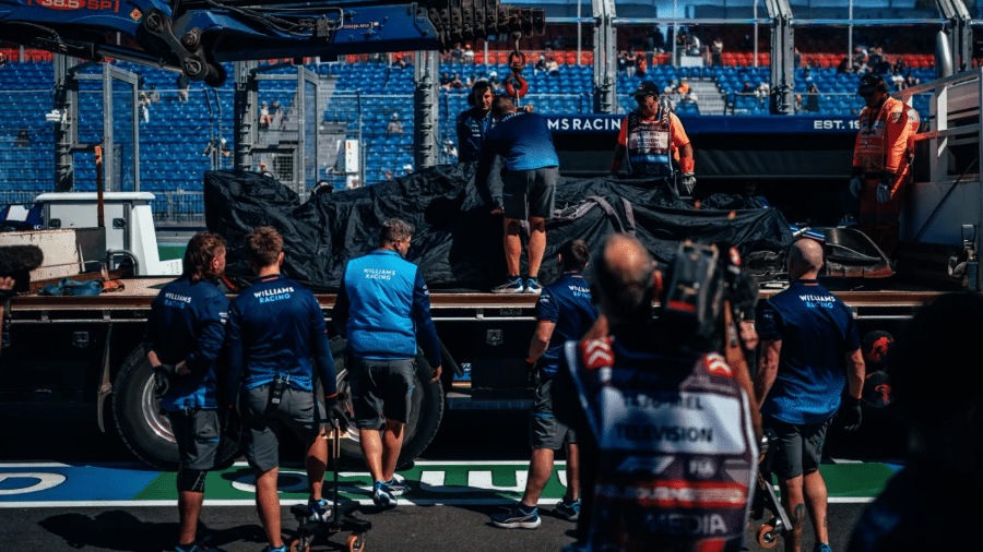 O que restou do carro de Alex Albon após batida no primeiro treino livre na Austrália