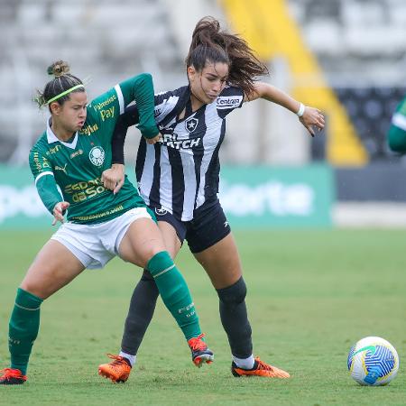 Jogadoras de Palmeiras e Botafogo disputam a bola em partida do Brasileirão Feminino