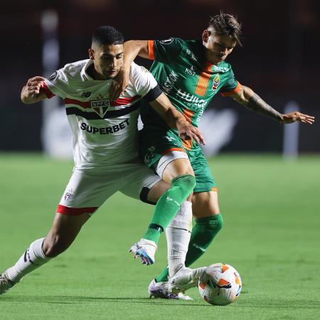 Michel Araújo e Franco Garcia brigam pela bola em São Paulo x Cobresal, jogo da Libertadores