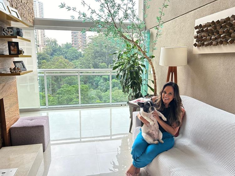 Fabiola Andrade e a cachorrinha Maia no apartamento que ela e Edu sonharam juntos