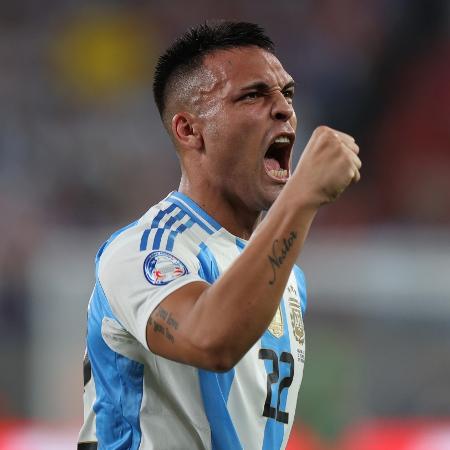 Lautaro Martínez comemora gol da Argentina sobre o Chile em jogo da Copa América