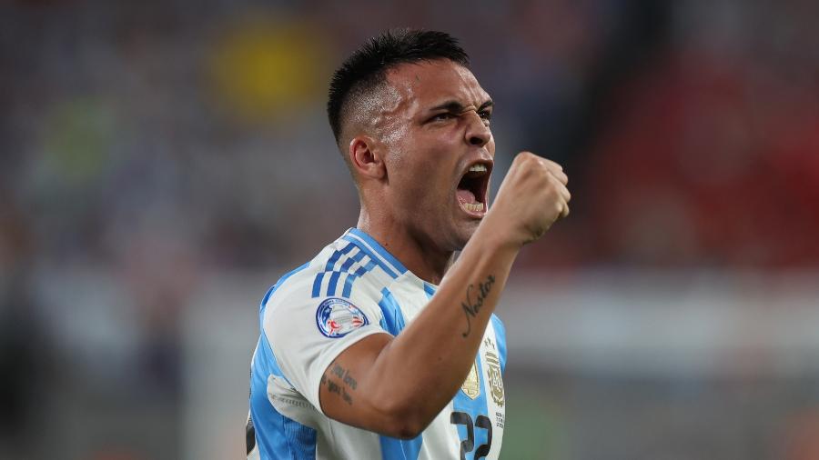 Lautaro Martínez comemora gol da Argentina sobre o Chile  