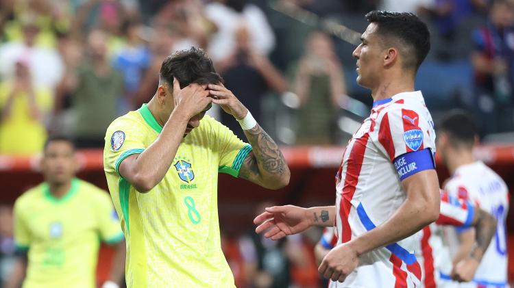 Paquetá se lamenta após perder pênalti em Paraguai x Brasil, duelo da Copa América