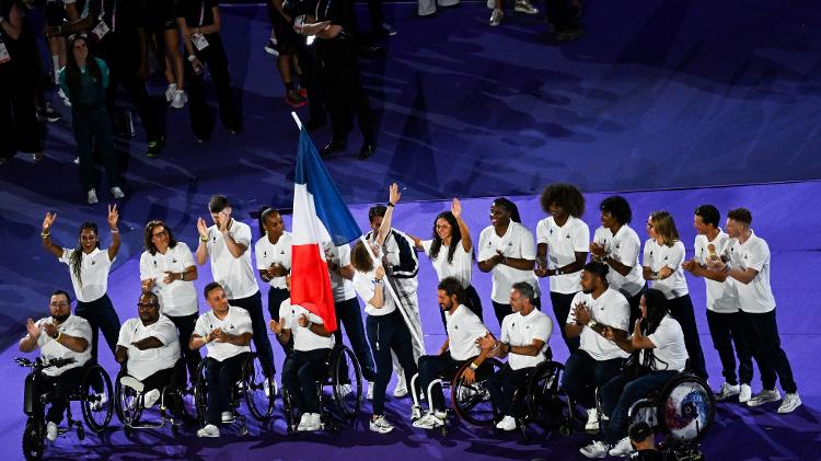 Atletas paralímpicos da França na cerimônia de encerramento dos Jogos Olímpicos de Paris 2024