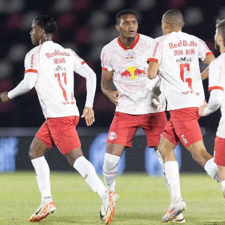 Jogadores do Bragantino em ação pela Copa Sul-Americana