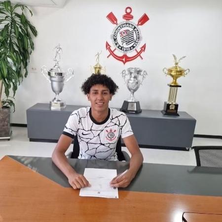 Reginaldo Borim. lateral de 17 anos, não assina com o Corinthians