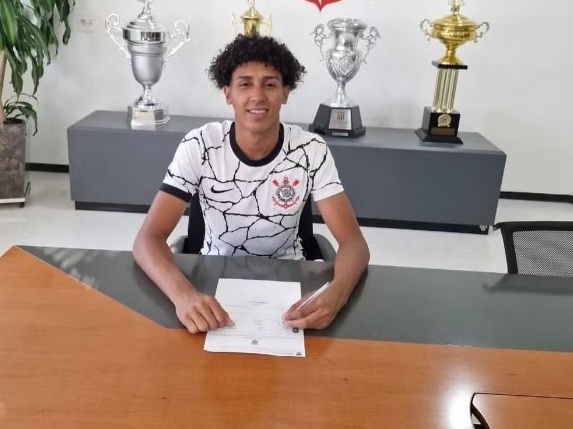 DÍVIDA MILIONÁRIA? Jogador de 19 anos pede R$ 10,5 milhões na Justiça do Trabalho contra o Corinthians