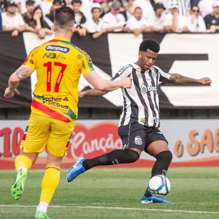 Gil em ação durante jogo entre Santos e Brusque pela Série B do Brasileirão - Lucas Gabriel Cardoso/AGIF