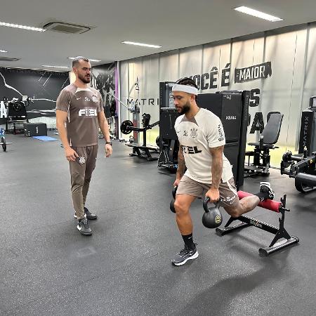 Memphis Depay, em primeiro treino com a camisa do Corinthians