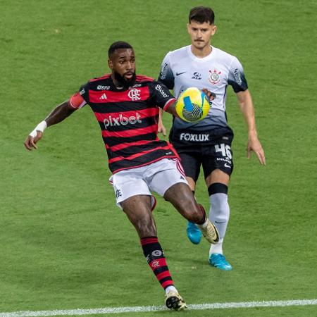 Gerson e Hugo disputam a bola em Flamengo x Corinthians, confronto da Copa do Brasil - MAGA JR/AGÊNCIA F8/ESTADÃO CONTEÚDO