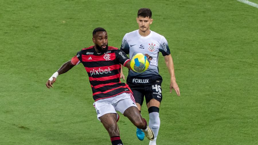 Gerson e Hugo disputam a bola em Flamengo x Corinthians, confronto da Copa do Brasil