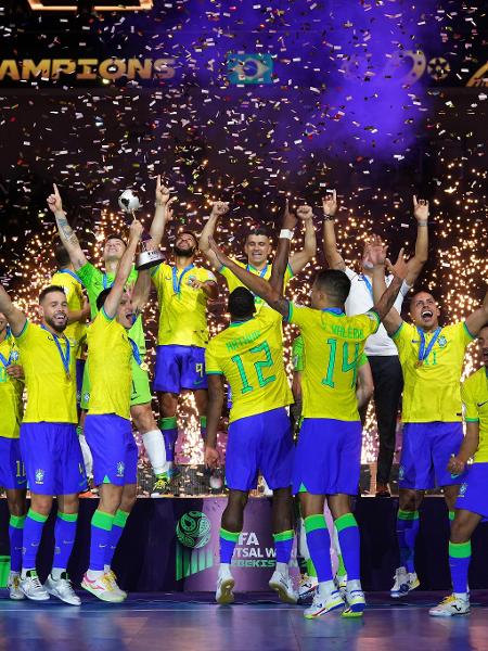 Brasil comemora o sexto título da Copa do Mundo de Futsal após vitória sobre a Argentina na final