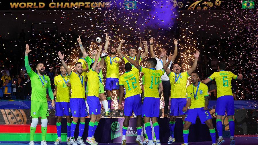 Brasil levanta a sexta taça da Copa do Mundo de Futsal