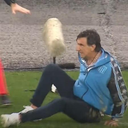 Gustavo Costas, técnico do Racing, leva tombo durante jogo contra o Corinthians pela Sul-Americana - Reprodução