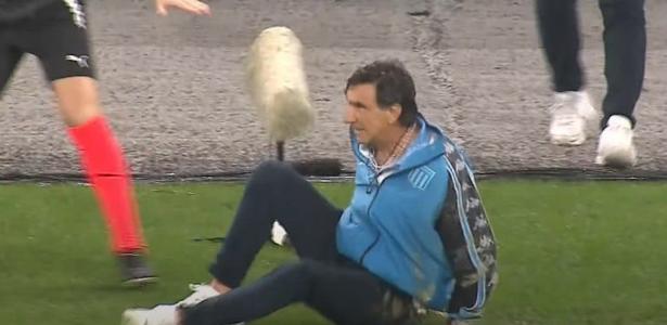Técnico do Racing sofre queda em jogo contra o Corinthians durante partida.