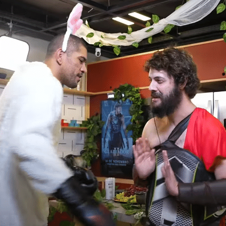 Alex Poatan vestido de coelho com Diogo Defante, no programa Rango Brabo