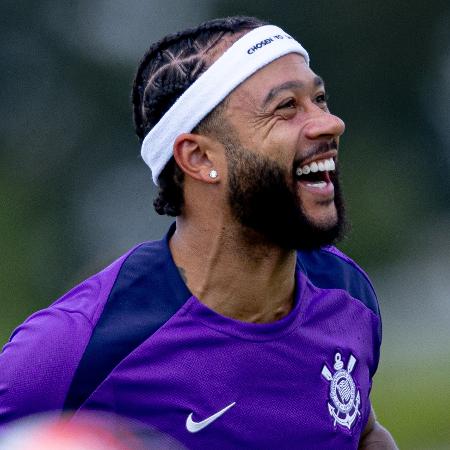 Memphis Depay, atacante do Corinthians, durante treino no CT Dr. Joaquim Grava