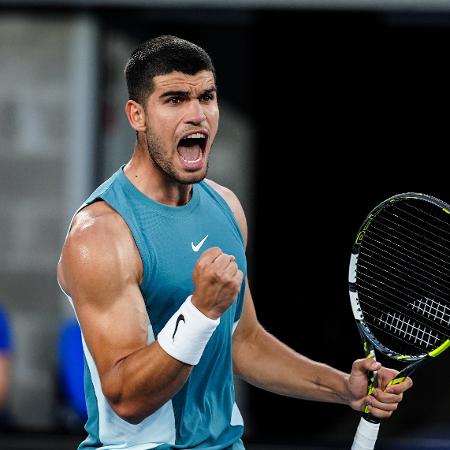 Carlos Alcaraz comemora durante vitória sobre Alexander Shevchenko, na primeira rodada do Australian Open