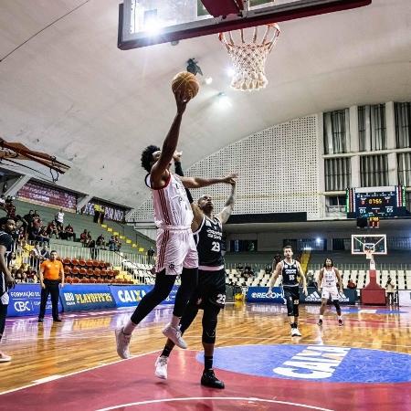 Rubro-negro cravou 85 a 82 nos paulistas pelo jogo 3 das quartas de final do NBB Rubro-negro cravou 85 a 82 nos paulistas pelo jogo 3 das quartas de final do NBB