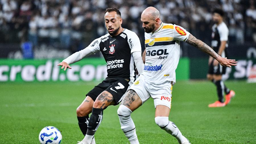Maycon, do Corinthians, e Marlon, do Novorizontino, em ação durante jogo da Copa do Brasil Maycon, do Corinthians, e Marlon, do Novorizontino, em ação durante jogo da Copa do Brasil