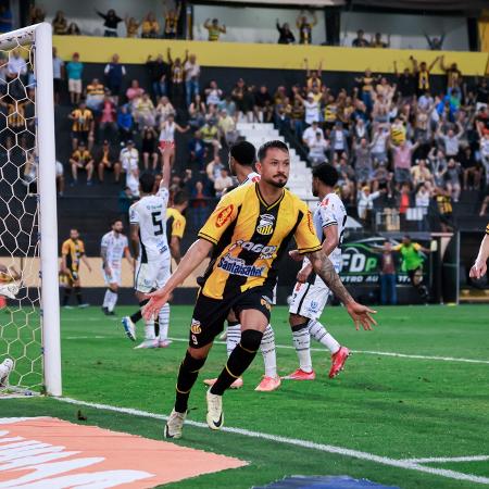 Lucca, do Novorizontino, comemora gol em partida contra o Operário.