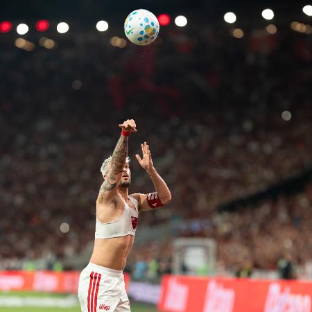 Arrascaeta, jogador do Flamengo, comemora gol durante partida contra o Bahia com homenagem a Oscar