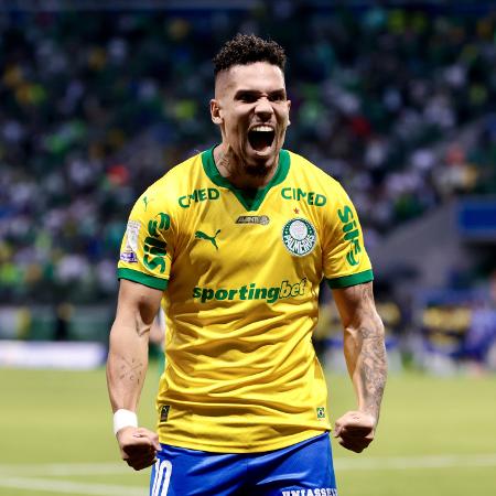 Paulinho comemora gol marcado contra a Chapecoense