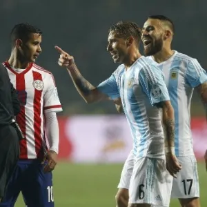 Biglia reclama com Sandro Meira Ricci na partida entre Argentina e Paraguai - EFE/Felipe Trueba