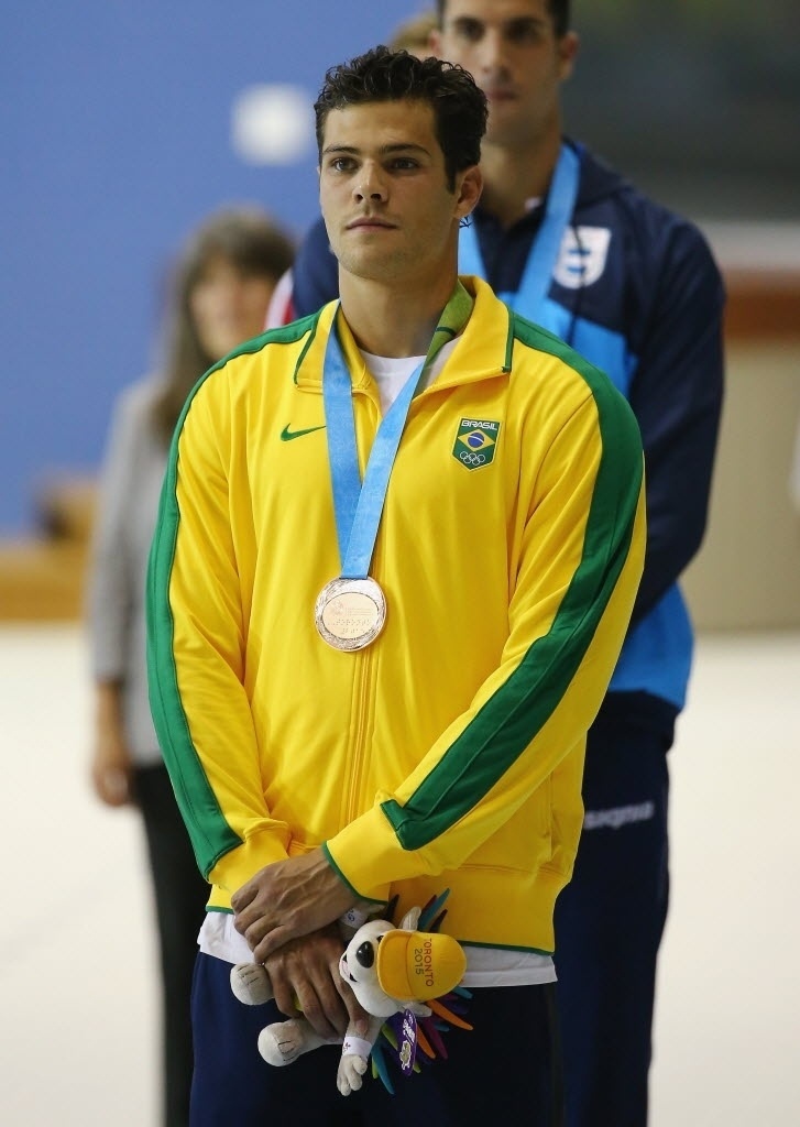 Marcelo Chierighini com medalha de bronze no peito da prova dos 100m do Pan de Toronto