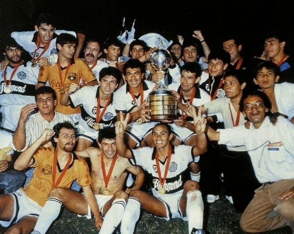 Olimpia voltou a vencer a Libertadores em 1990 -- taça manteve mesmo aspecto dos anos anteriores - Conmebol/Divulgação