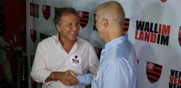 Zico (e) cumprimenta Wallim Vasconcellos (d) durante evento da chapa de oposição - Vinicius Castro/UOL