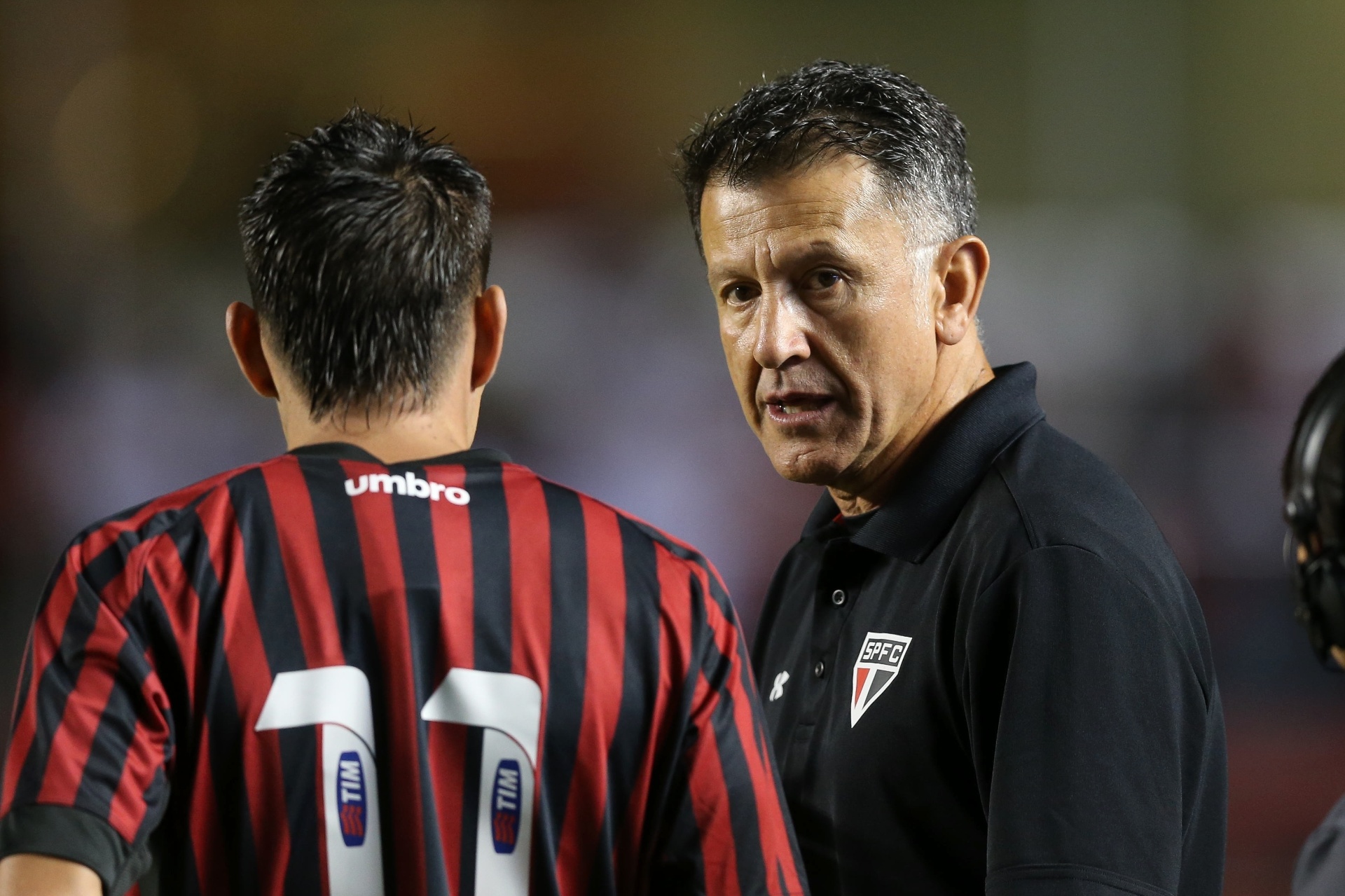 Osorio conversa antes da partida entre São Paulo e Atlético-PR, válida pelo Brasileirão - Robson Ventura/Folhapress