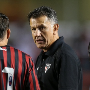 Osorio conversa antes da partida entre São Paulo e Atlético-PR, válida pelo Brasileirão - Robson Ventura/Folhapress