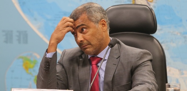 O senador Romário (PSB-RJ) é o presidente da CPI do Futebol - Alan Marques/Folhapress