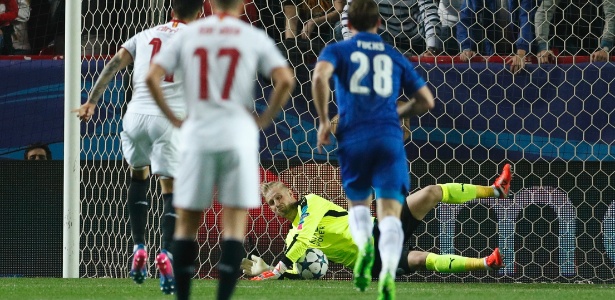 O goleiro Kasper Schmeichel, do Leicester, pega o pênalti batido por Joaquin Correa, do Sevilla. - John Sibley/REUTERS - John Sibley/REUTERS