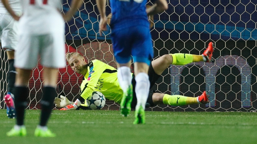 O goleiro Kasper Schmeichel, do Leicester, figura entre os atletas da pré-lista - John Sibley/REUTERS