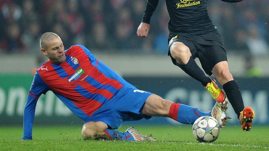 David Bystron em 2011 quando defendia o Viktoria, em ação contra o Barça, na Liga   - AFP PHOTO / JOE KLAMAR