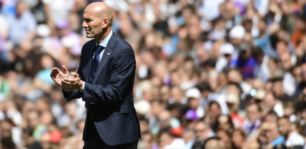 Zinedine Zidane, técnico do Real Madrid, orienta seu time - Pierre-Philippe Marcou/AFP