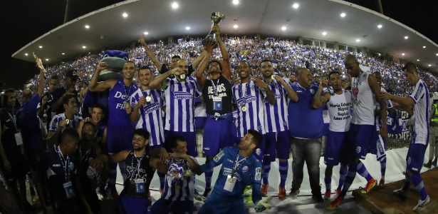 CSA ergue a taça após a conquista do título da Série C - Lucas Figueiredo/CBF/Divulgação