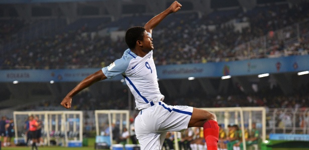 Brewster fez os três gols pela Inglaterra na partida - Anuwar Hazarika/Reuters
