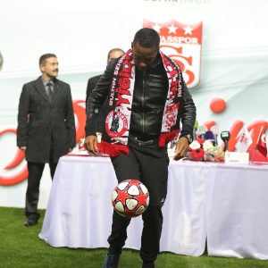 Robinho faz embaixadinhas durante apresentação no Sivasspor - Divulgação - Divulgação