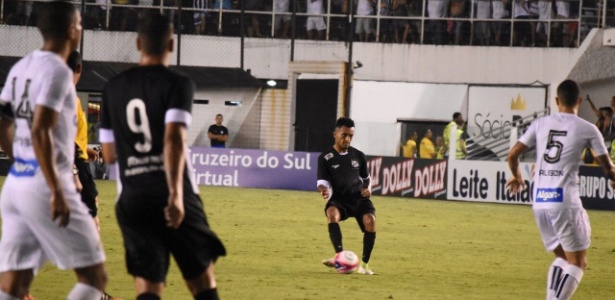 Evandro toca bola durante jogo do Bragantino contra o Santos - Divulgação/Bragantino - Divulgação/Bragantino