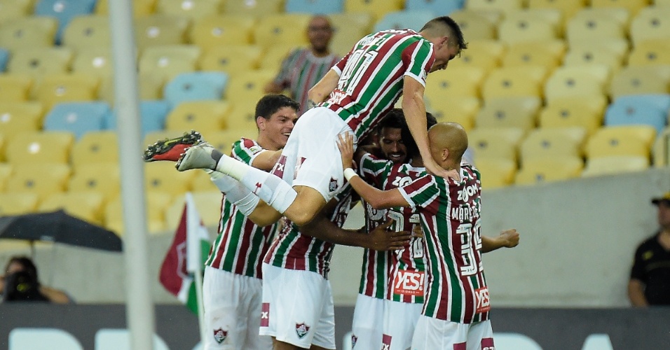 Jogadores do Fluminense comemoram gol contra o Paraná Clube