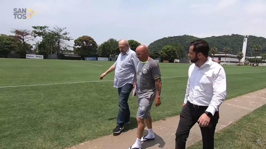 Jorge Sampaoli passeia pelo CT Rei Pelé ao lado do presidente do Santos, José Carlos Peres - Reprodução