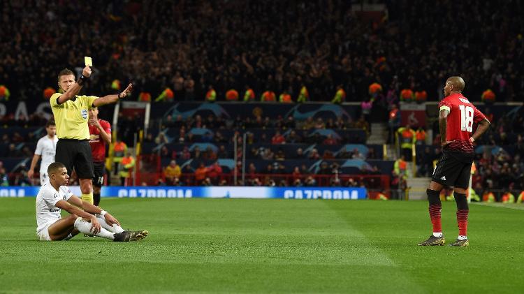 Cartão amarelo para Ashley Young - Paul Ellis/AFP - Paul Ellis/AFP