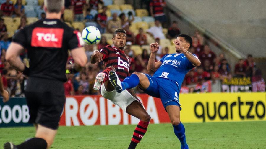 Zagueiro Murilo, do Cruzeiro, disputa bola com atacante Bruno Henrique, do Flamengo -  Bruno Haddad/Cruzeiro