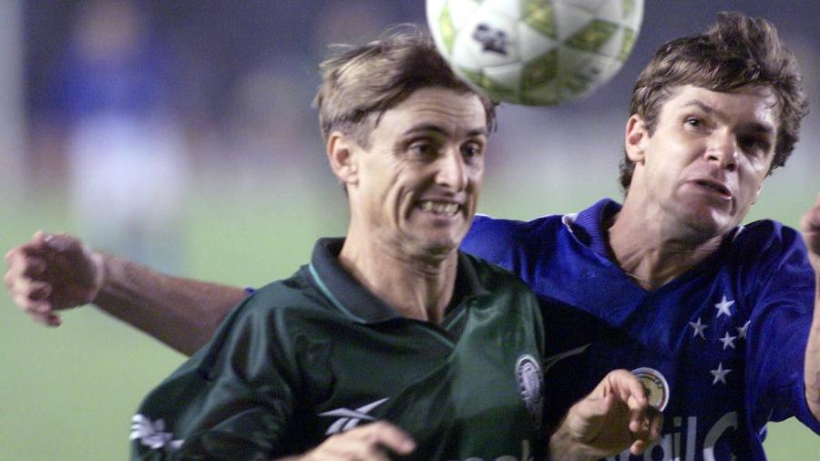 Darci, ex-Palmeiras, disputa bola com o ex-cruzeirense Valdir na Copa do Brasil de 1998 - Folha Imagem