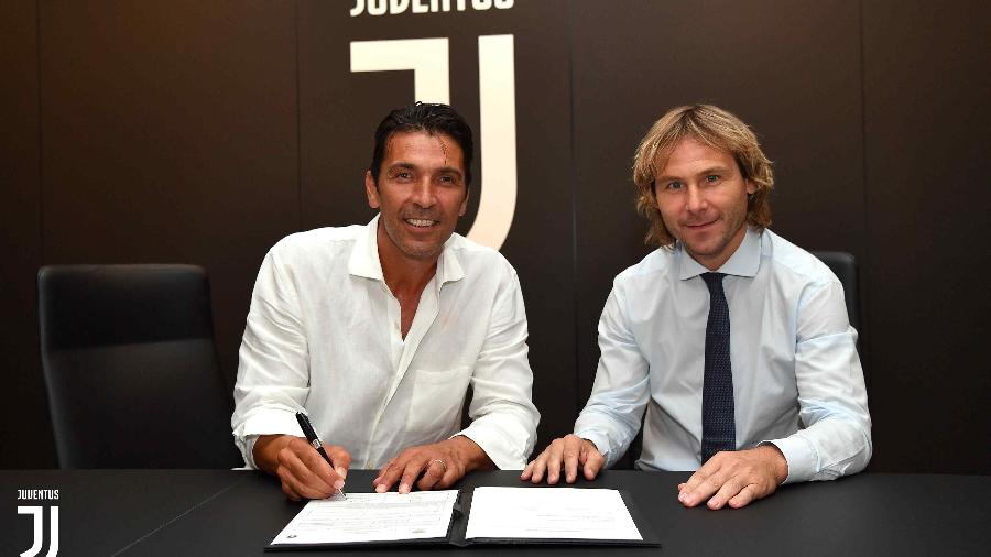 Buffon assina contrato com a Juventus - Divulgação/Juventus