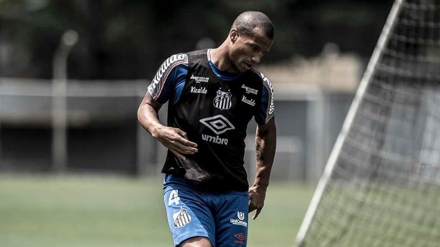 Carlos Sanchez treina com bola no Santos - Ivan Storti/Santos FC