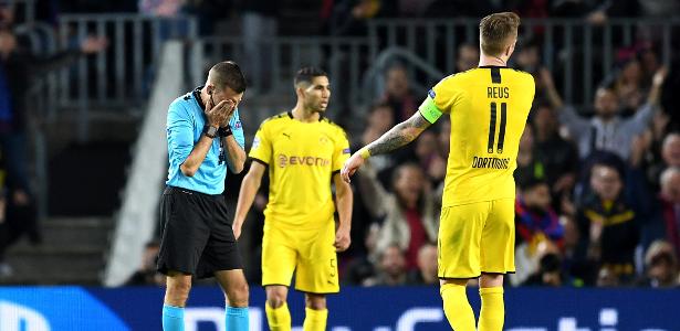 Mais Champions | Juiz leva bolada na cara e fica desnorteado em Barça x Dortmund